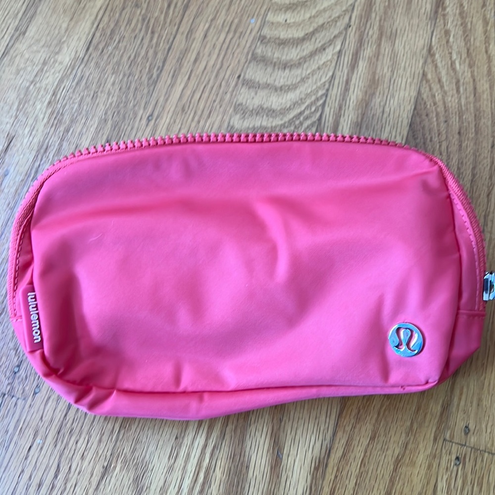 Last one! NWT Lululemon Everywhere Belt Bag! - Picture 2 of 9